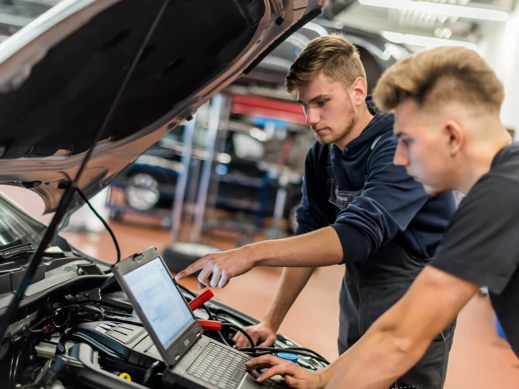 Azubi KFZ Mechatroniker Autohaus Vatterott