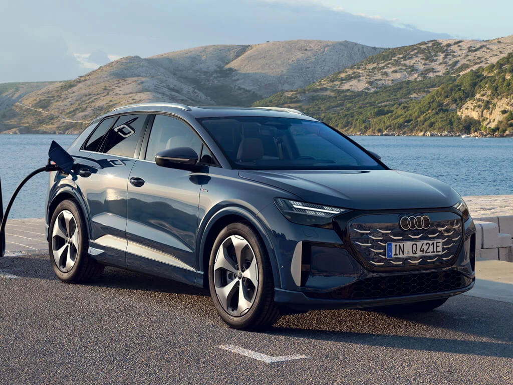 Audi Q4 SUV e tron Autohaus Vatterott dunkelblaues Fahrzeug in der Sonne